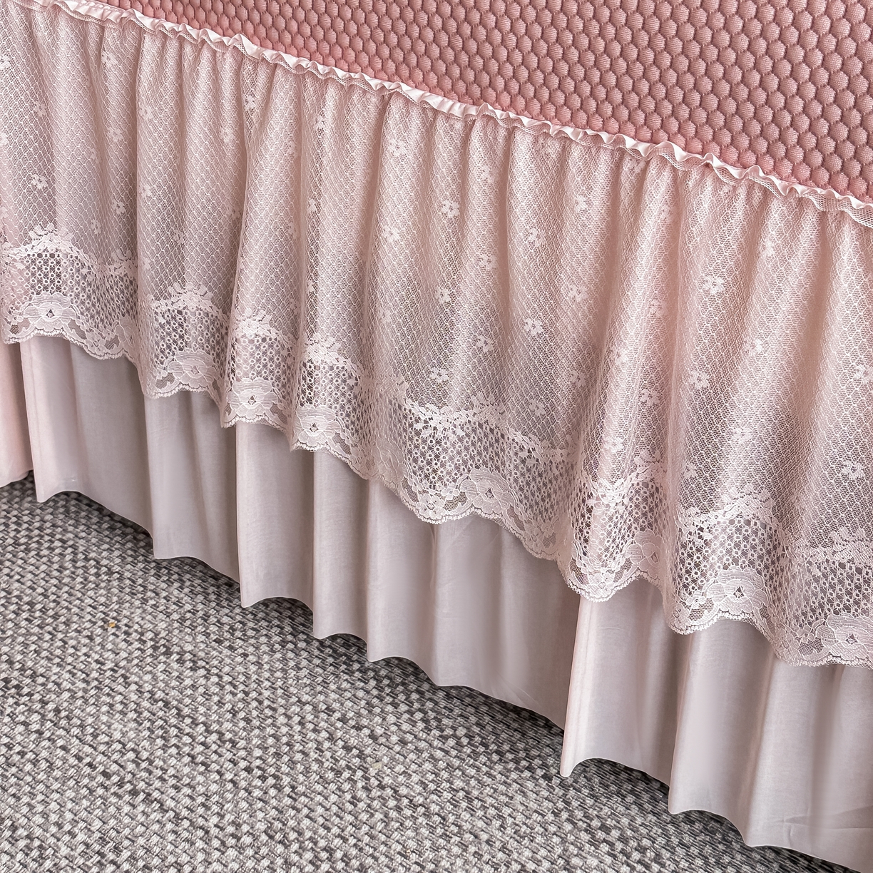 91家纺网 家纺一手货源 找家纺 栩裕纺织 2026新款清纱菱纹床裙款豆豆席凉席 蝴蝶结粉