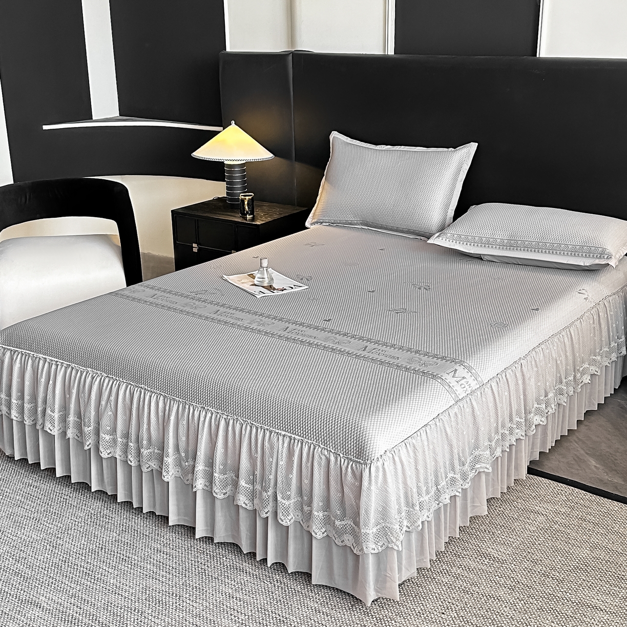 91家纺网 家纺一手货源 找家纺 栩裕纺织 2026新款清纱菱纹床裙款豆豆席凉席 蝴蝶结灰