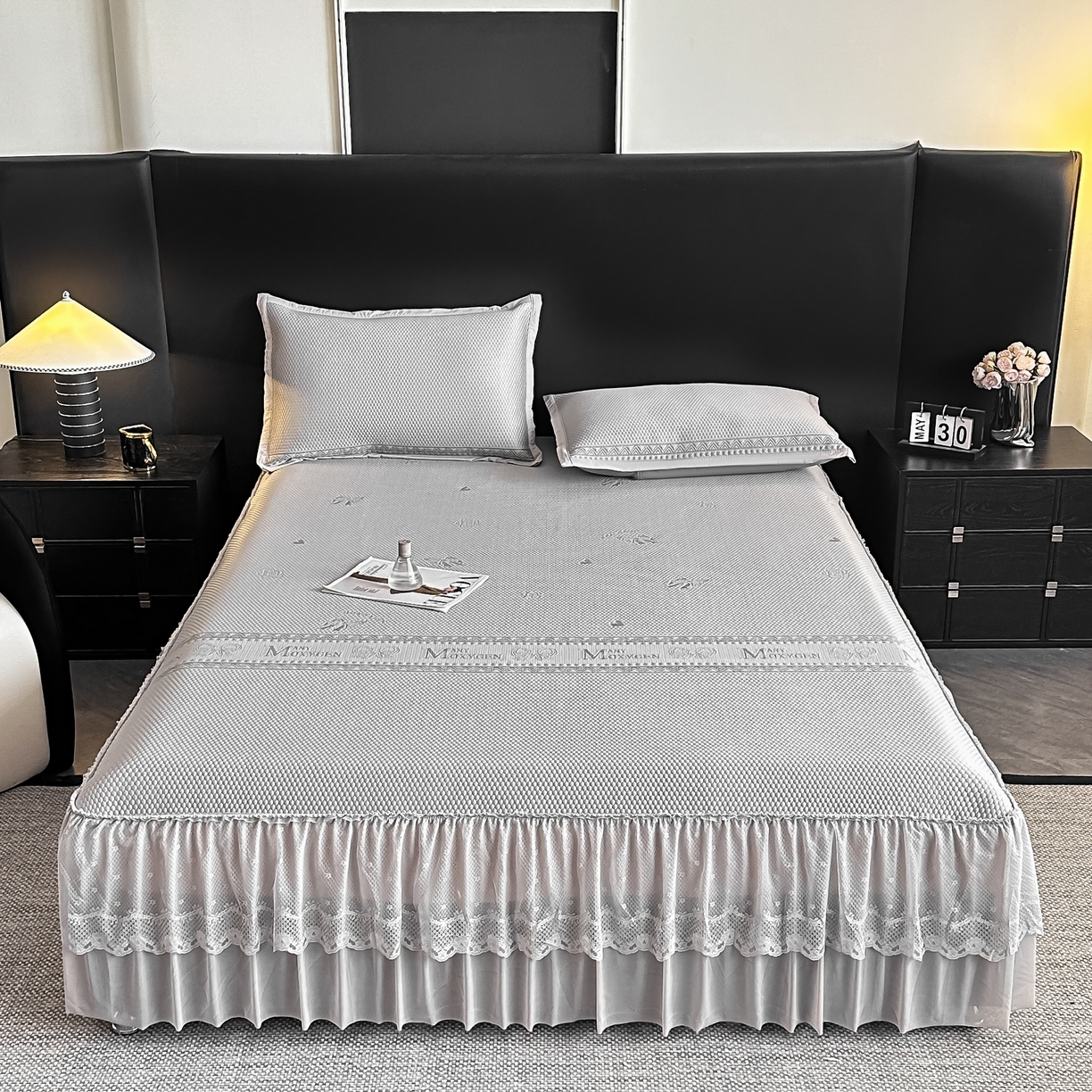 91家纺网 家纺一手货源 找家纺 栩裕纺织 2026新款清纱菱纹床裙款豆豆席凉席 蝴蝶结灰