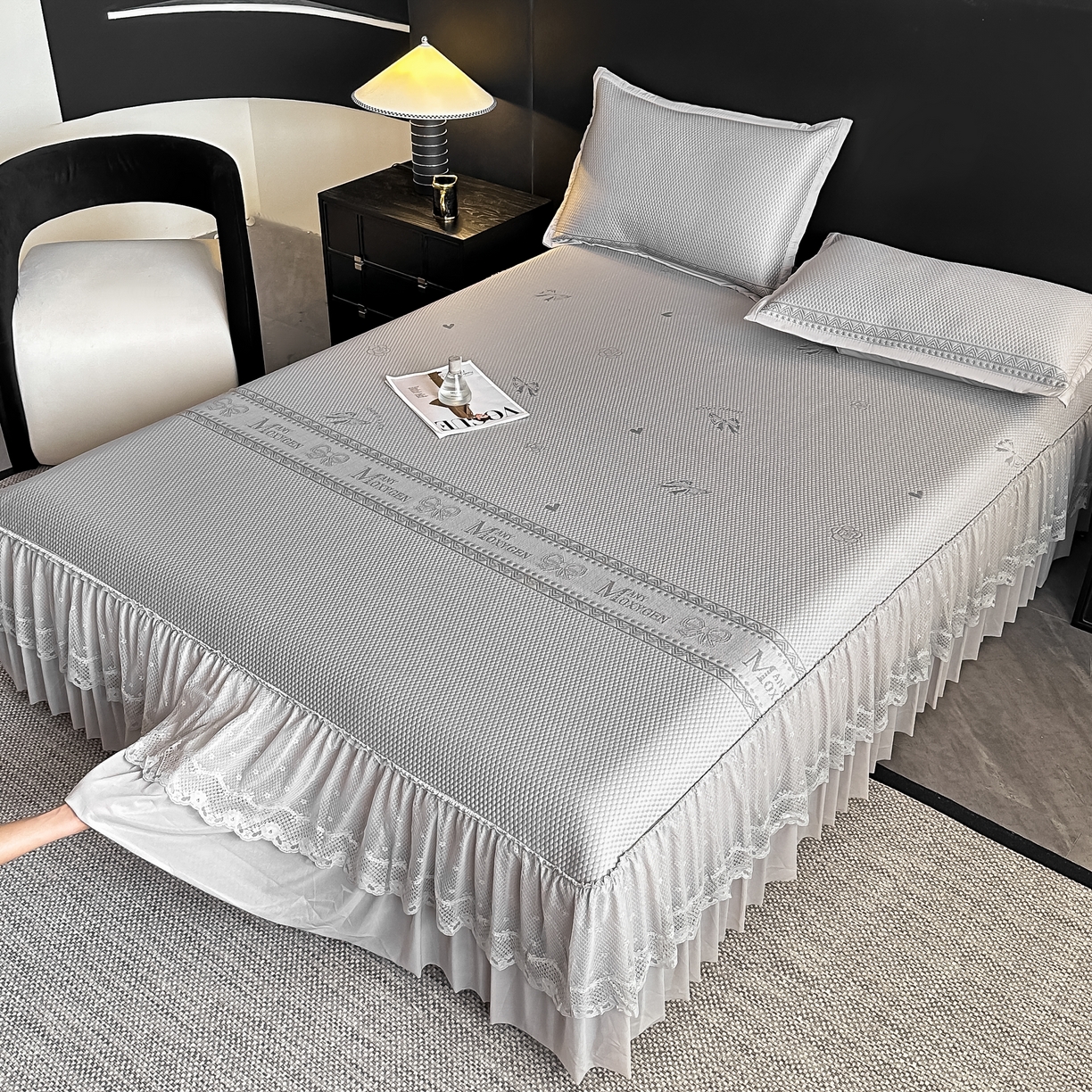 91家纺网 家纺一手货源 找家纺 栩裕纺织 2026新款清纱菱纹床裙款豆豆席凉席 蝴蝶结灰