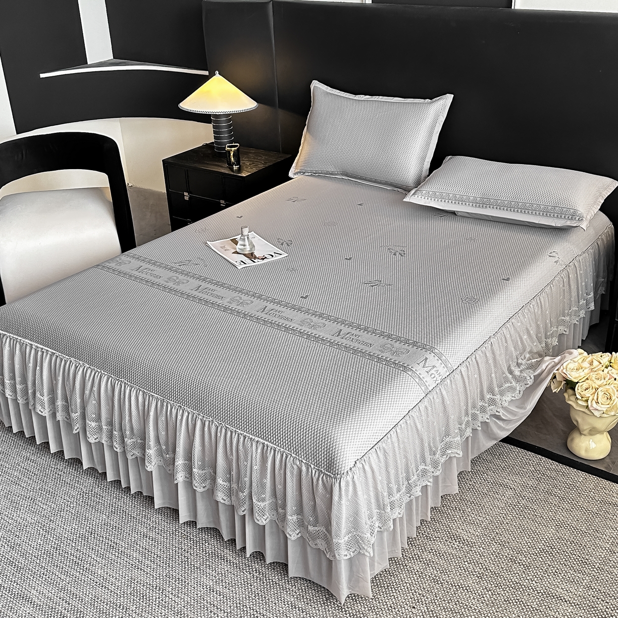 91家纺网 家纺一手货源 找家纺 栩裕纺织 2026新款清纱菱纹床裙款豆豆席凉席 蝴蝶结灰