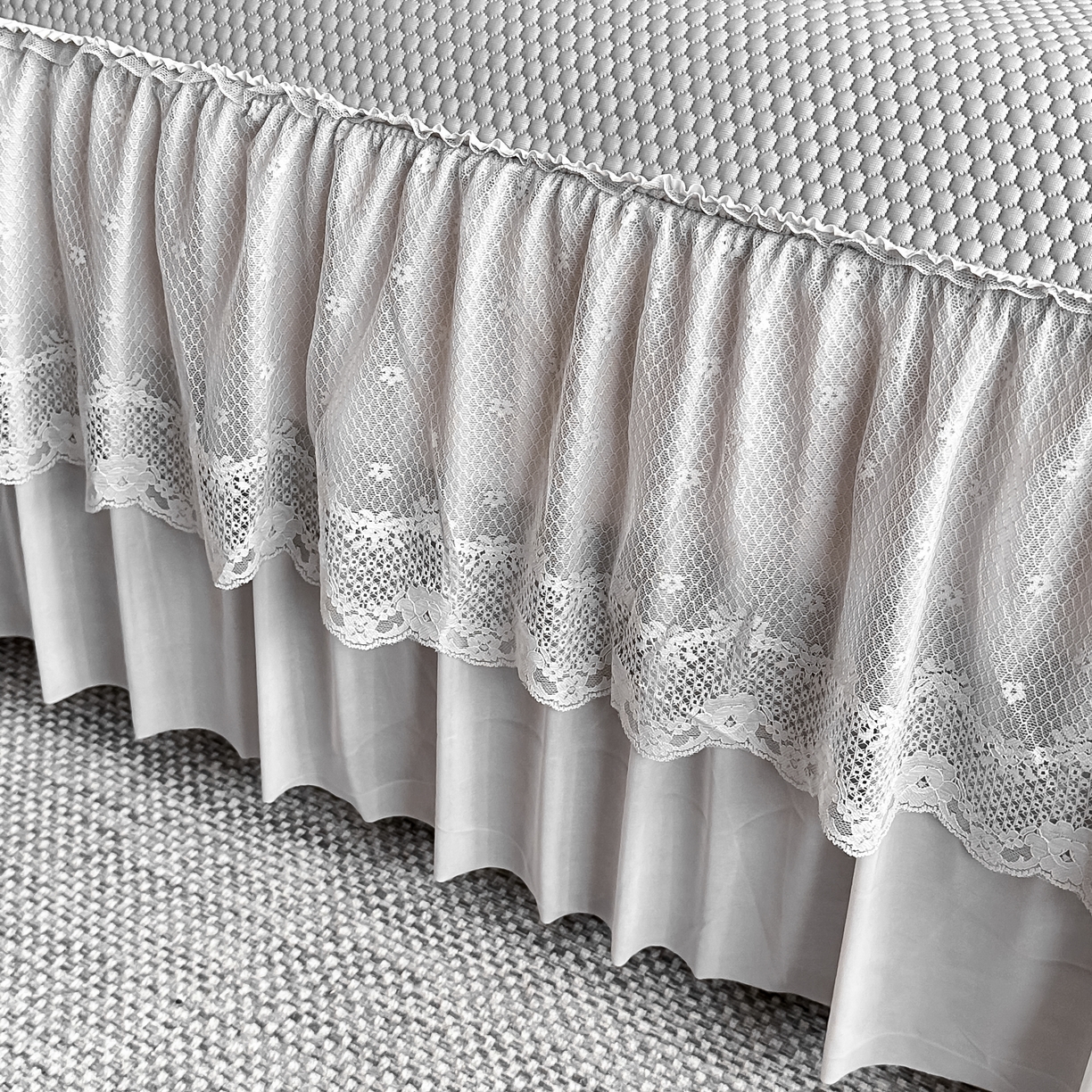 91家纺网 家纺一手货源 找家纺 栩裕纺织 2026新款清纱菱纹床裙款豆豆席凉席 蝴蝶结灰