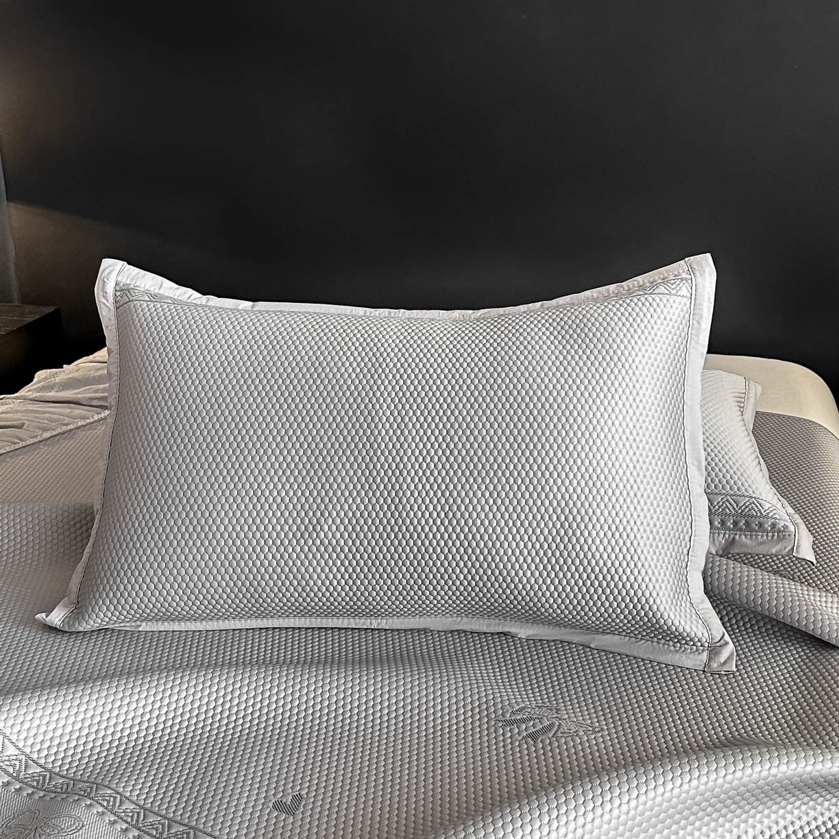 91家纺网 家纺一手货源 找家纺 栩裕纺织 2026新款清纱菱纹床裙款豆豆席凉席 蝴蝶结灰