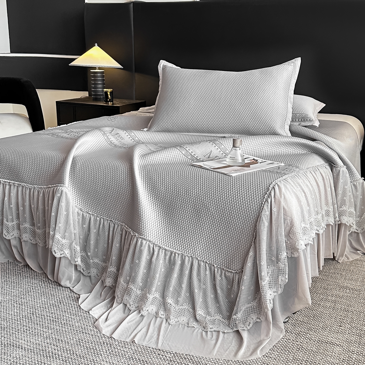 91家纺网 家纺一手货源 找家纺 栩裕纺织 2026新款清纱菱纹床裙款豆豆席凉席 蝴蝶结灰