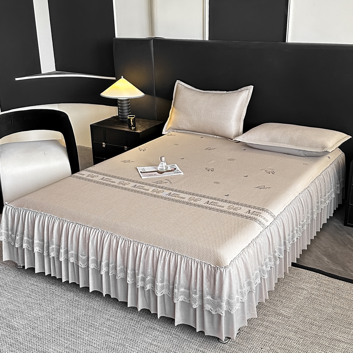 91家纺网 家纺一手货源 找家纺 栩裕纺织 2026新款清纱菱纹床裙款豆豆席凉席 蝴蝶结咖