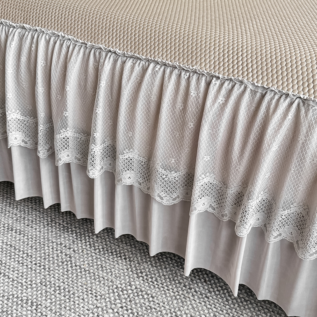 91家纺网 家纺一手货源 找家纺 栩裕纺织 2026新款清纱菱纹床裙款豆豆席凉席 蝴蝶结咖