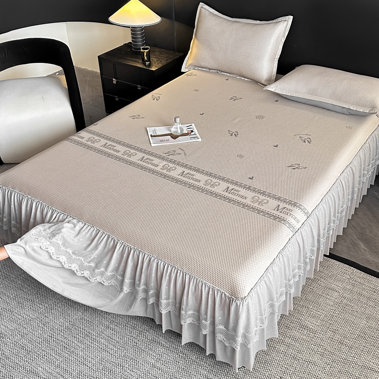 91家纺网 家纺一手货源 找家纺 栩裕纺织 2026新款清纱菱纹床裙款豆豆席凉席 蝴蝶结咖