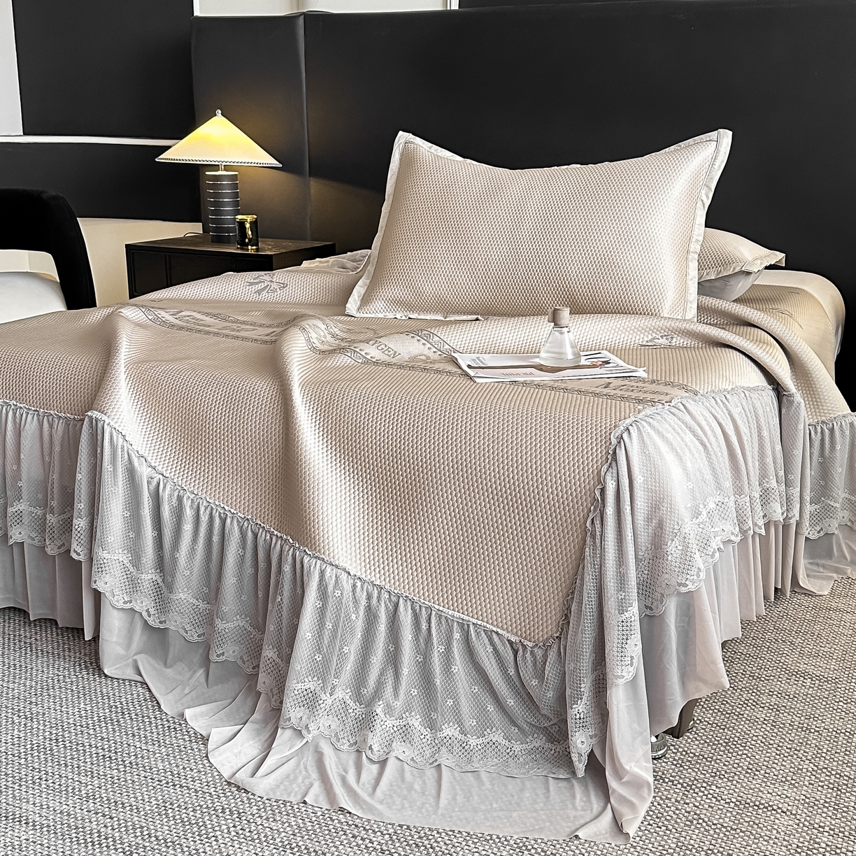 91家纺网 家纺一手货源 找家纺 栩裕纺织 2026新款清纱菱纹床裙款豆豆席凉席 蝴蝶结咖