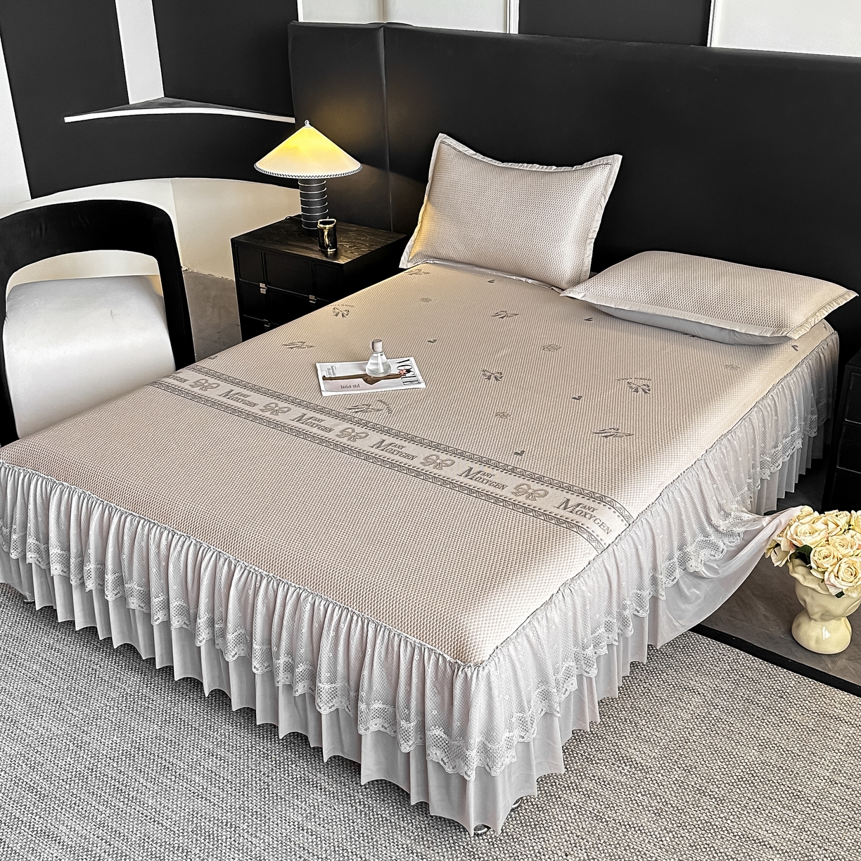 91家纺网 家纺一手货源 找家纺 栩裕纺织 2026新款清纱菱纹床裙款豆豆席凉席 蝴蝶结咖