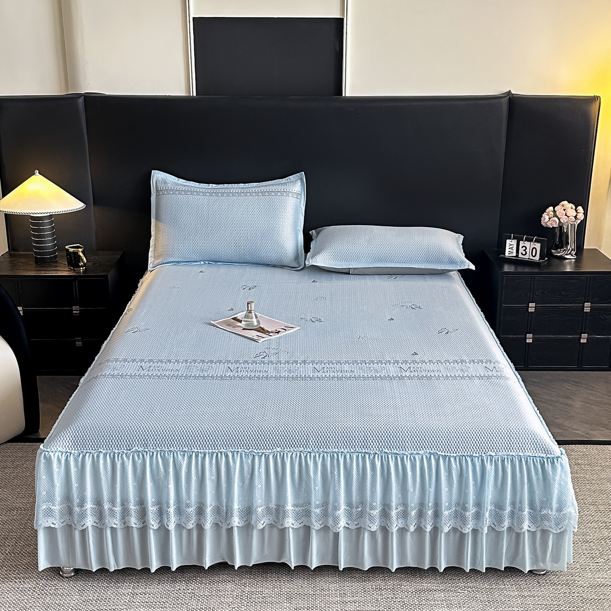 91家纺网 家纺一手货源 找家纺 栩裕纺织 2026新款清纱菱纹床裙款豆豆席凉席 蝴蝶结蓝