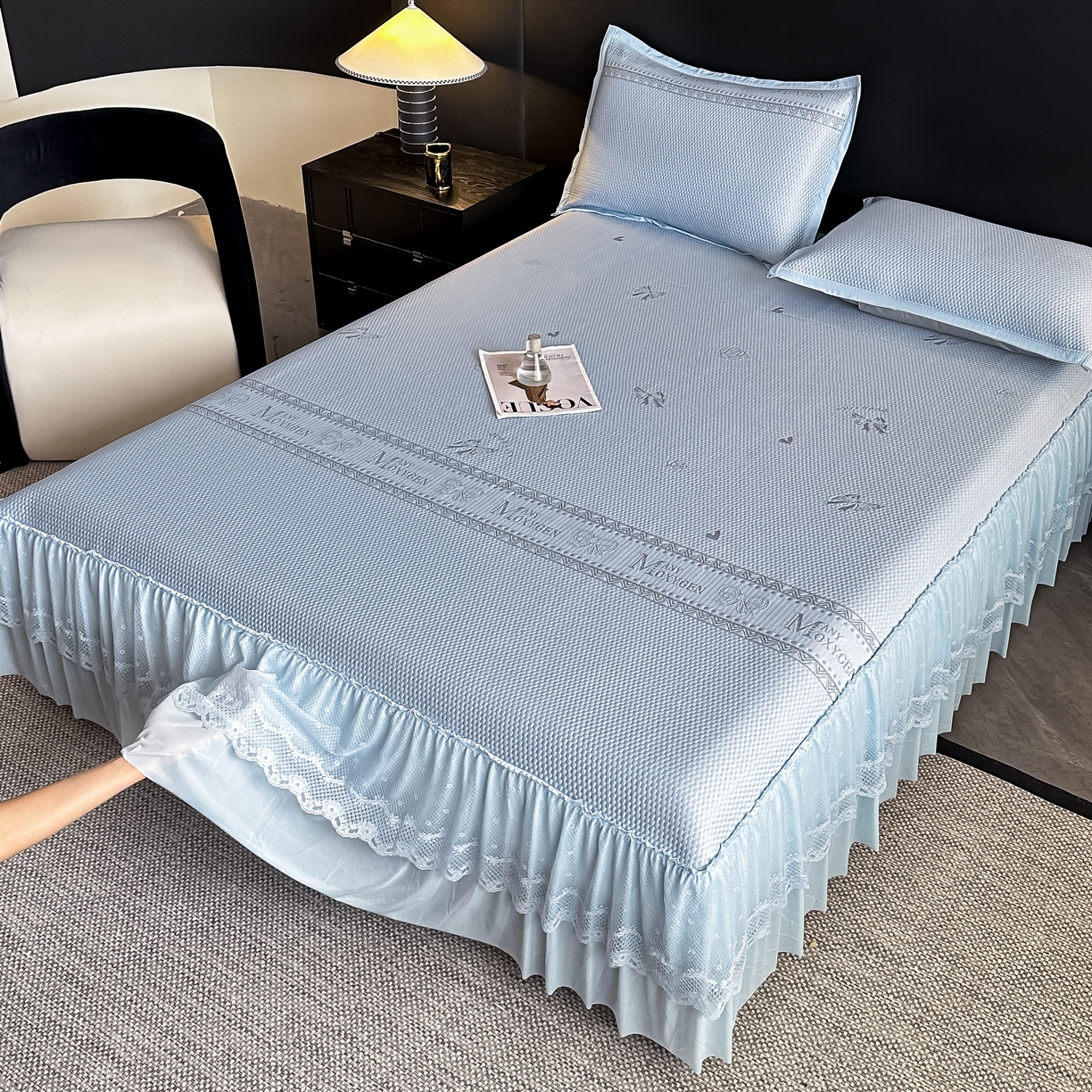 91家纺网 家纺一手货源 找家纺 栩裕纺织 2026新款清纱菱纹床裙款豆豆席凉席 蝴蝶结蓝