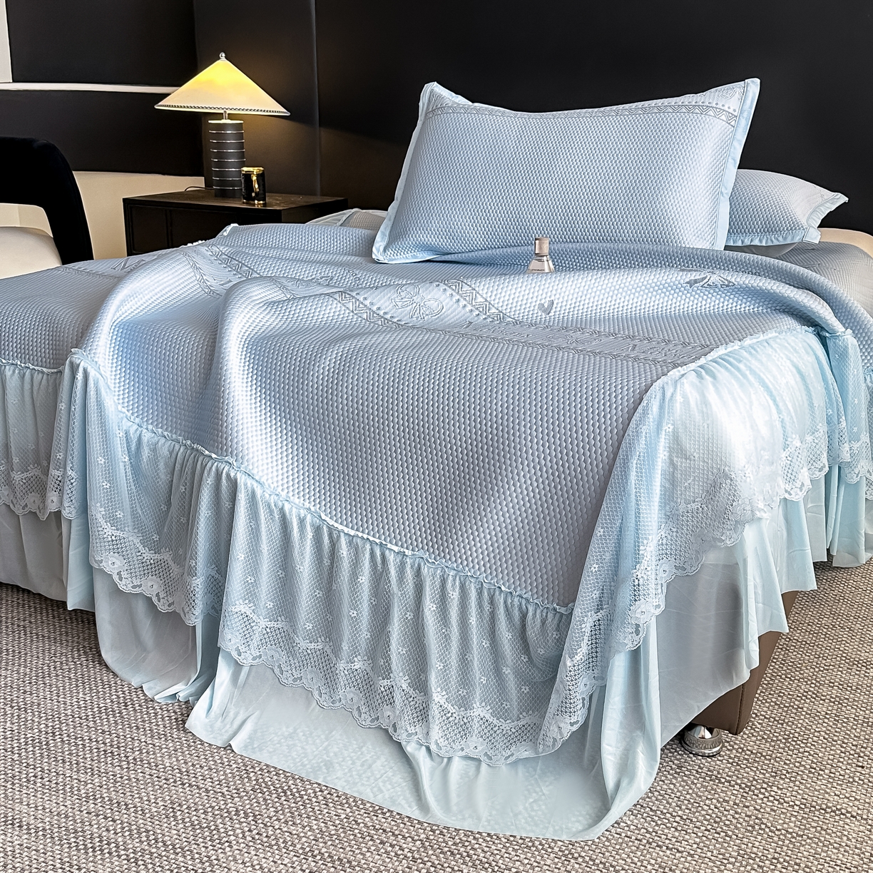 91家纺网 家纺一手货源 找家纺 栩裕纺织 2026新款清纱菱纹床裙款豆豆席凉席 蝴蝶结蓝