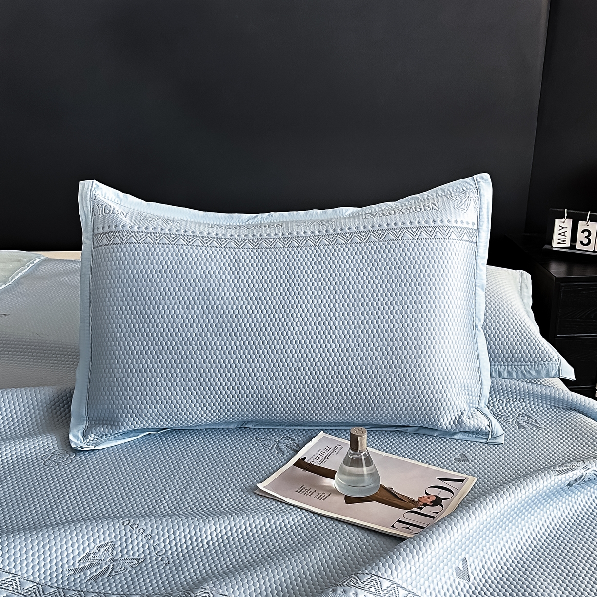 91家纺网 家纺一手货源 找家纺 栩裕纺织 2026新款清纱菱纹床裙款豆豆席凉席 蝴蝶结蓝