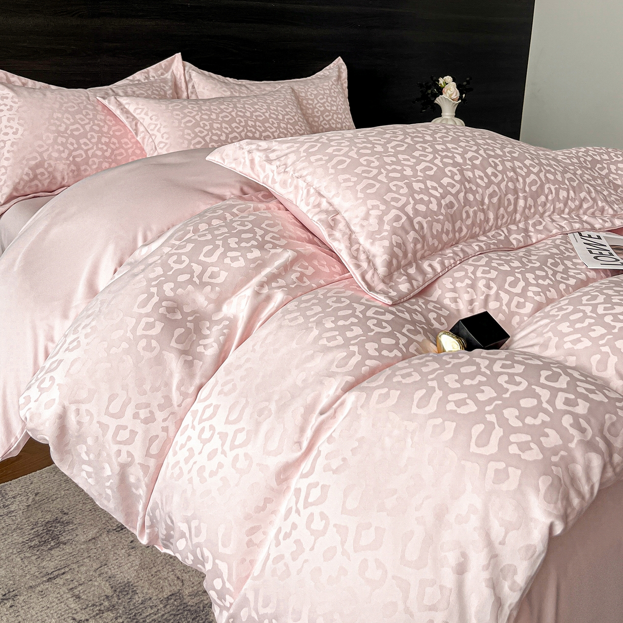 91家纺网 家纺一手货源 找家纺 逸尚阁 2026新款水洗真丝提花四件套 豹纹·粉