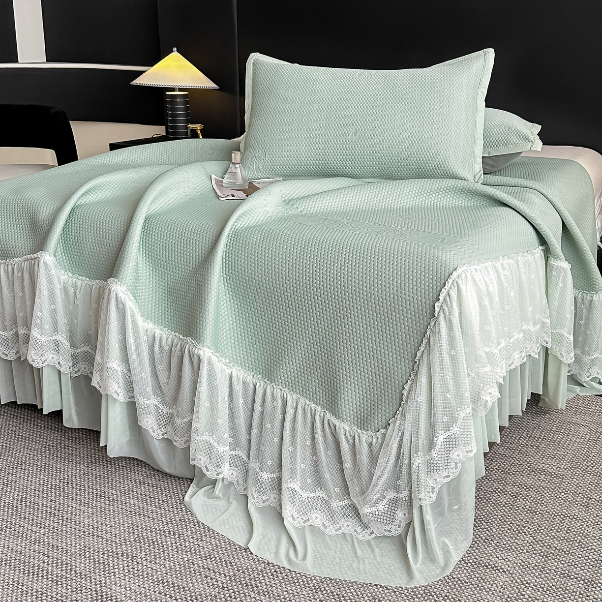 91家纺网 家纺一手货源 找家纺 栩裕纺织 2026新款清纱菱纹床裙款豆豆席凉席 蝴蝶结绿