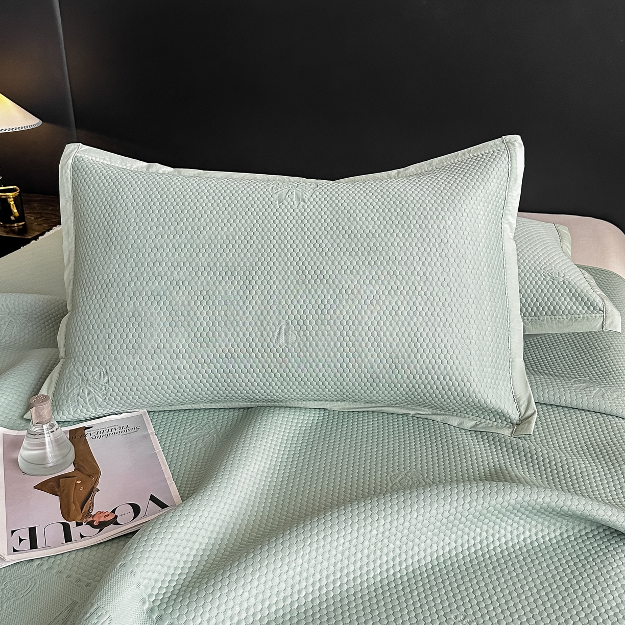 91家纺网 家纺一手货源 找家纺 栩裕纺织 2026新款清纱菱纹床裙款豆豆席凉席 蝴蝶结绿