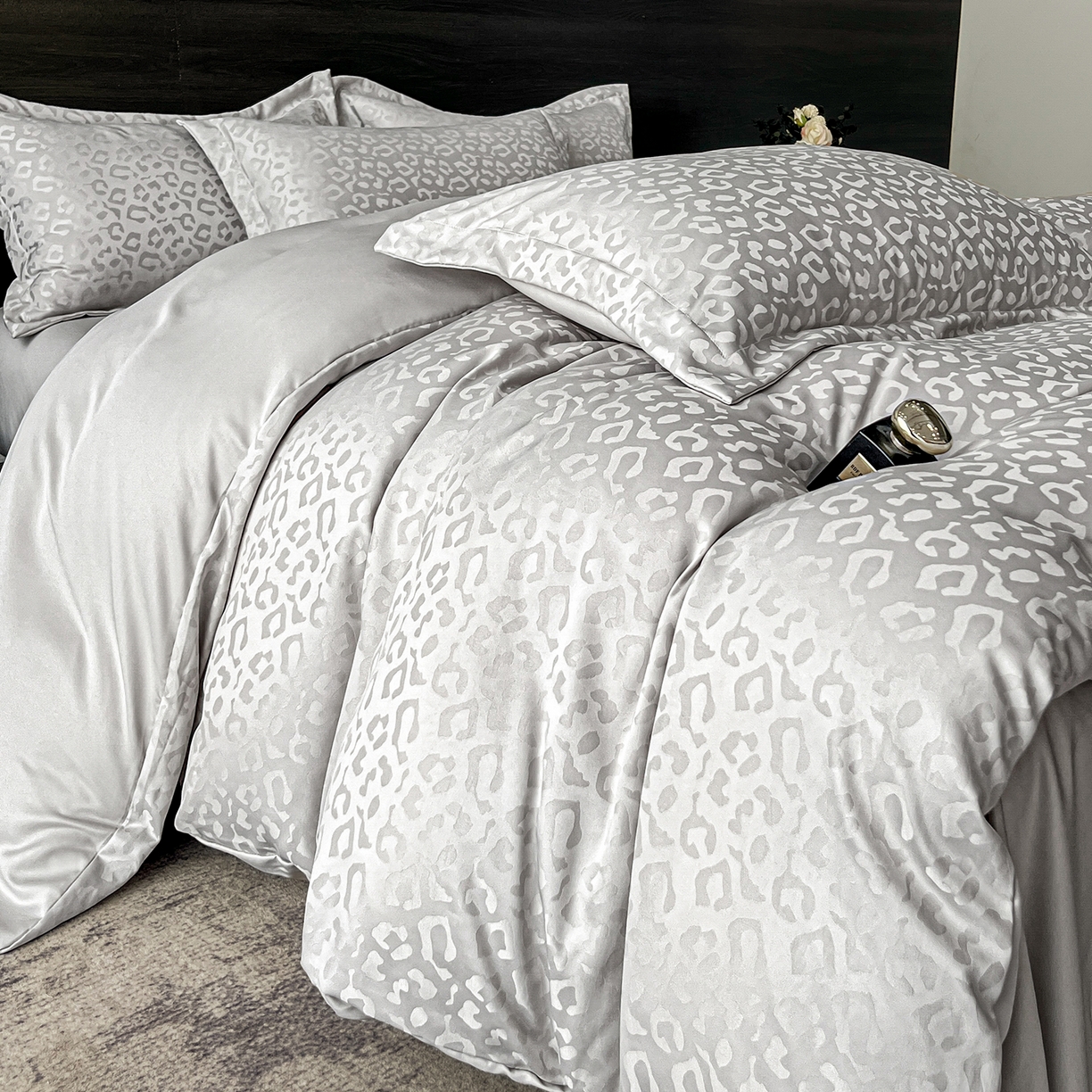 91家纺网 家纺一手货源 找家纺 逸尚阁 2026新款水洗真丝提花四件套 豹纹·灰