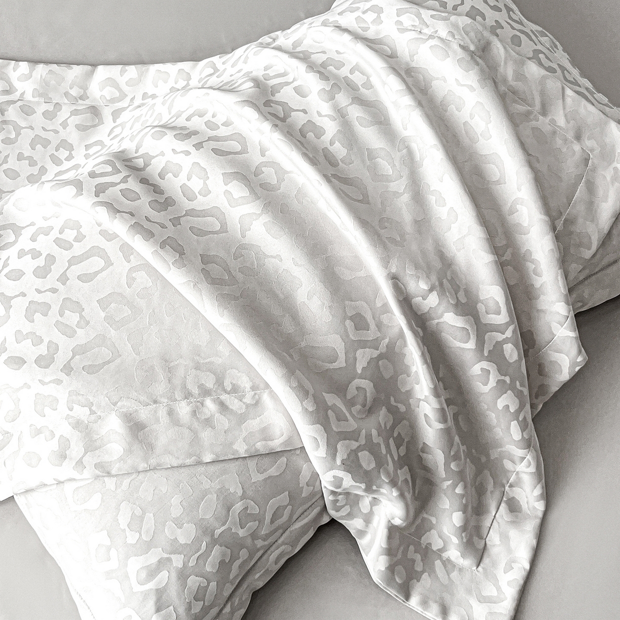 91家纺网 家纺一手货源 找家纺 逸尚阁 2026新款水洗真丝提花四件套 豹纹·灰