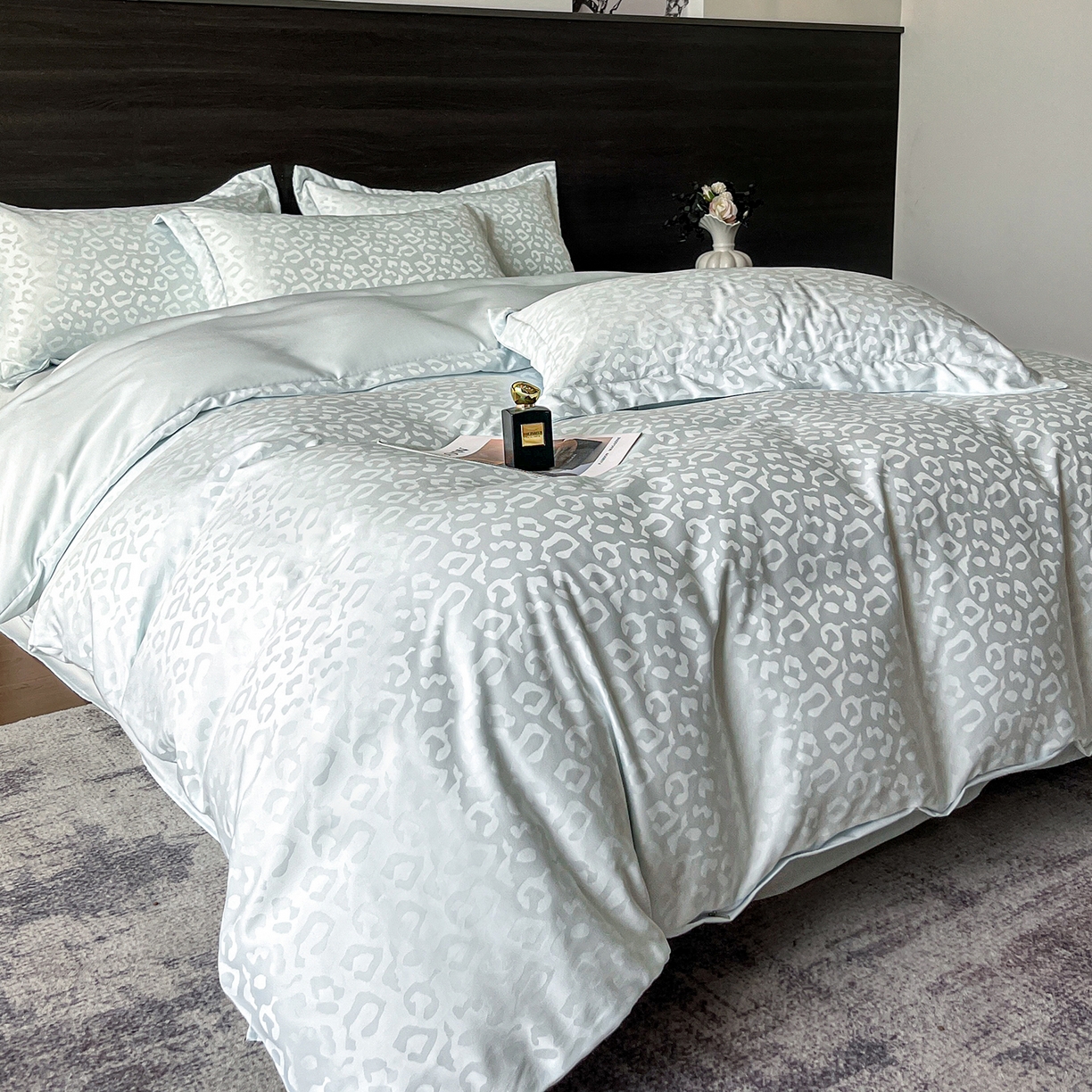 91家纺网 家纺一手货源 找家纺 逸尚阁 2026新款水洗真丝提花四件套 豹纹·蓝