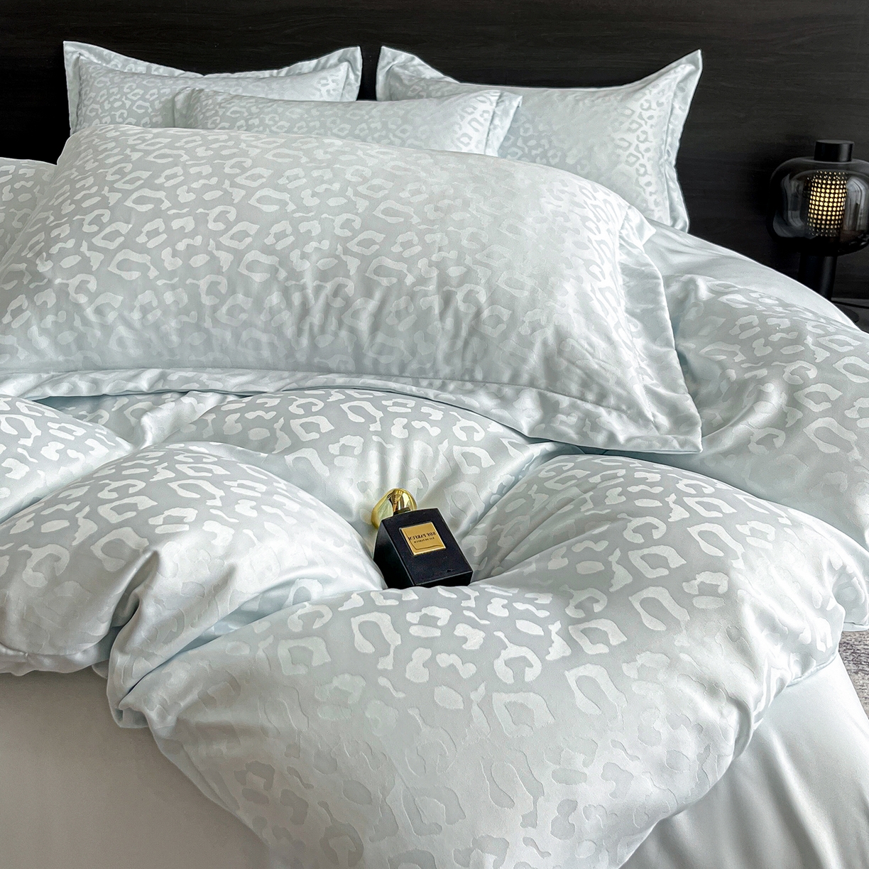 91家纺网 家纺一手货源 找家纺 逸尚阁 2026新款水洗真丝提花四件套 豹纹·蓝