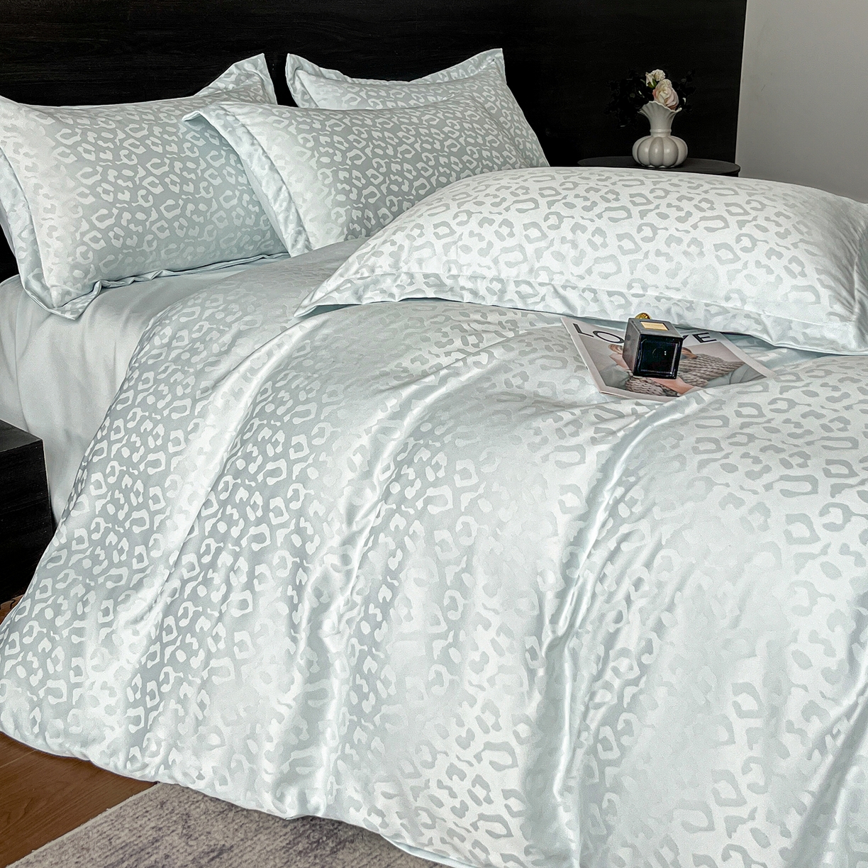 91家纺网 家纺一手货源 找家纺 逸尚阁 2026新款水洗真丝提花四件套 豹纹·蓝