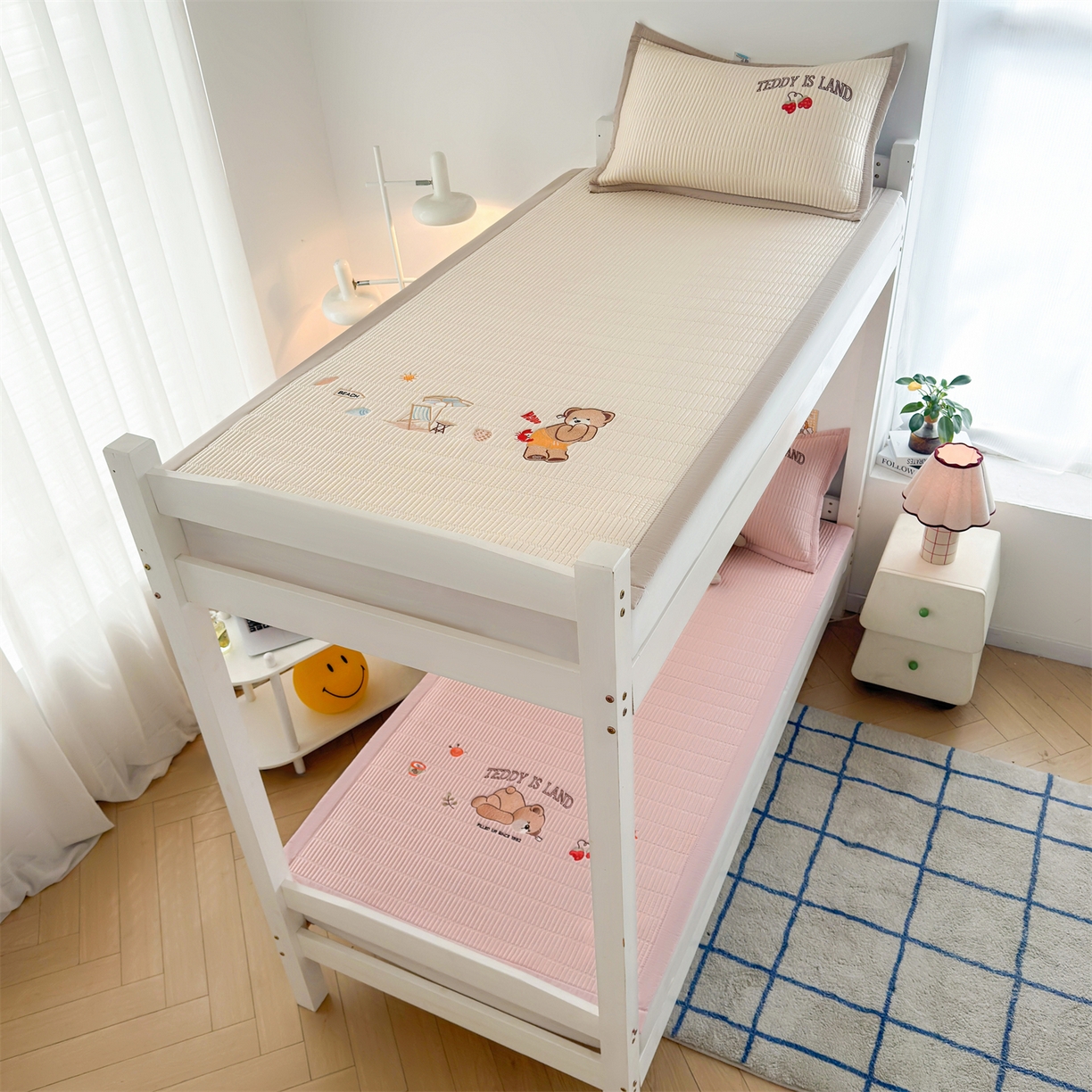 91家纺网 家纺一手货源 找家纺 源舍家纺 2026新款泰迪爱兰系列学生床冰豆豆凉席空调软席 青屿熊语-米白