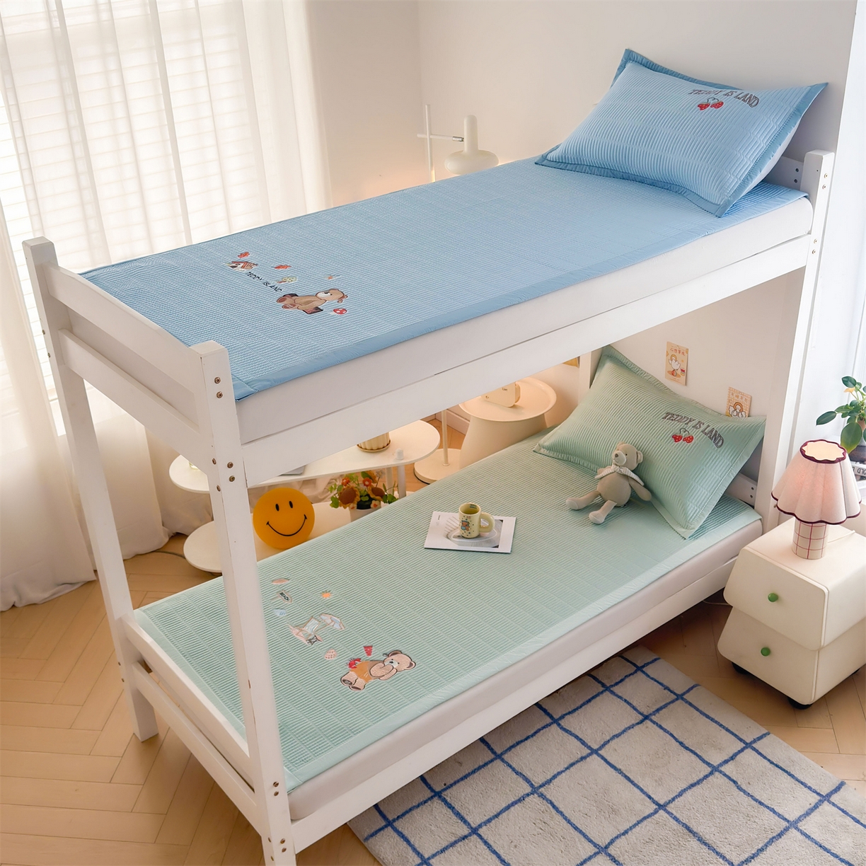 91家纺网 家纺一手货源 找家纺 源舍家纺 2026新款泰迪爱兰系列学生床冰豆豆凉席空调软席 青屿熊语-绿