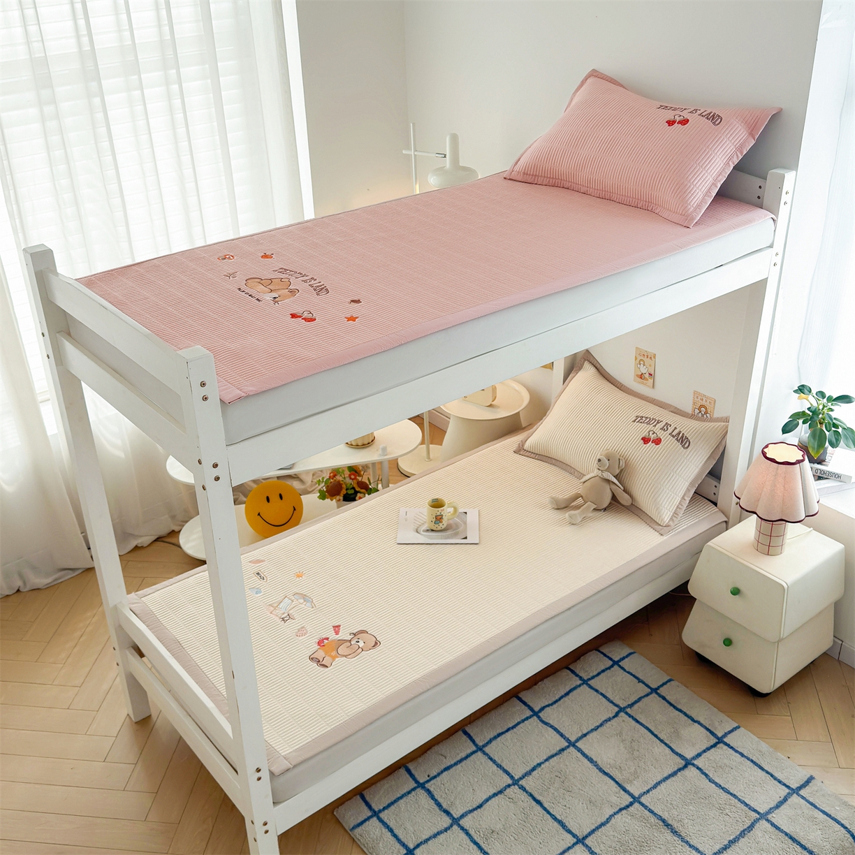 91家纺网 家纺一手货源 找家纺 源舍家纺 2026新款泰迪爱兰系列学生床冰豆豆凉席空调软席 青屿熊语-米白