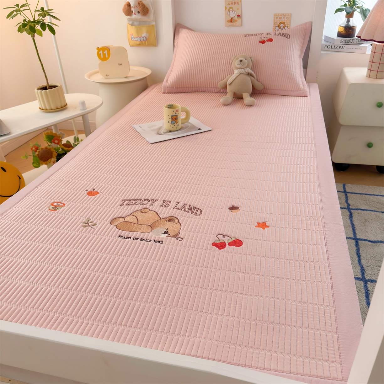 91家纺网 家纺一手货源 找家纺 源舍家纺 2026新款泰迪爱兰系列学生床冰豆豆凉席空调软席 粉莓熊眠-粉