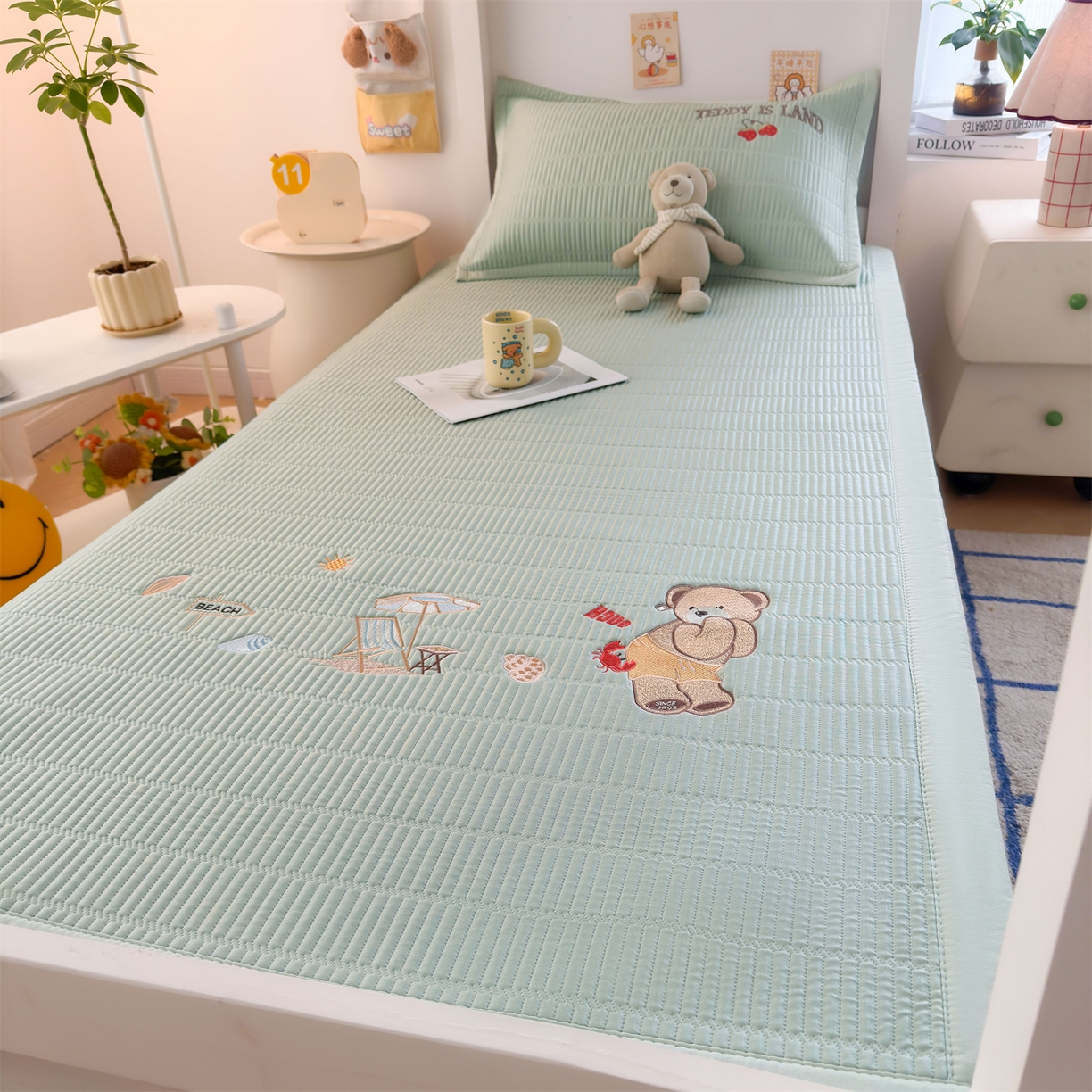 91家纺网 家纺一手货源 找家纺 源舍家纺 2026新款泰迪爱兰系列学生床冰豆豆凉席空调软席 青屿熊语-绿