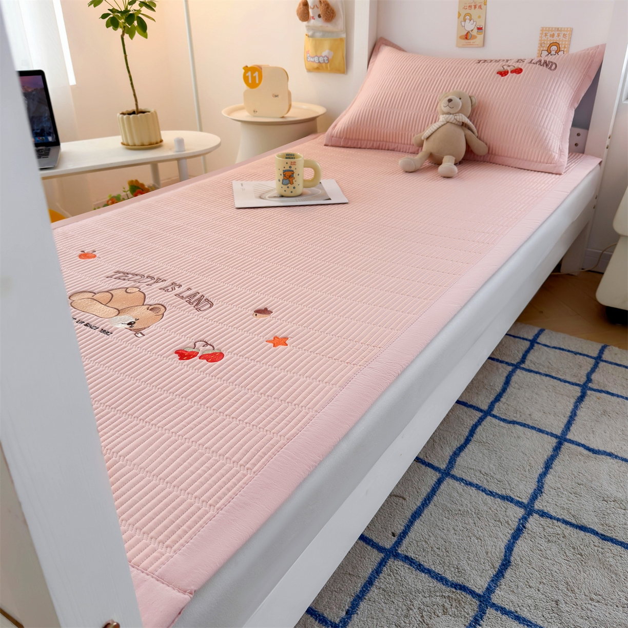 91家纺网 家纺一手货源 找家纺 源舍家纺 2026新款泰迪爱兰系列学生床冰豆豆凉席空调软席 粉莓熊眠-粉