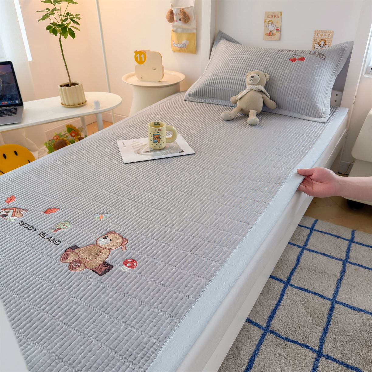 91家纺网 家纺一手货源 找家纺 源舍家纺 2026新款泰迪爱兰系列学生床冰豆豆凉席空调软席 蓝屿泰迪-灰