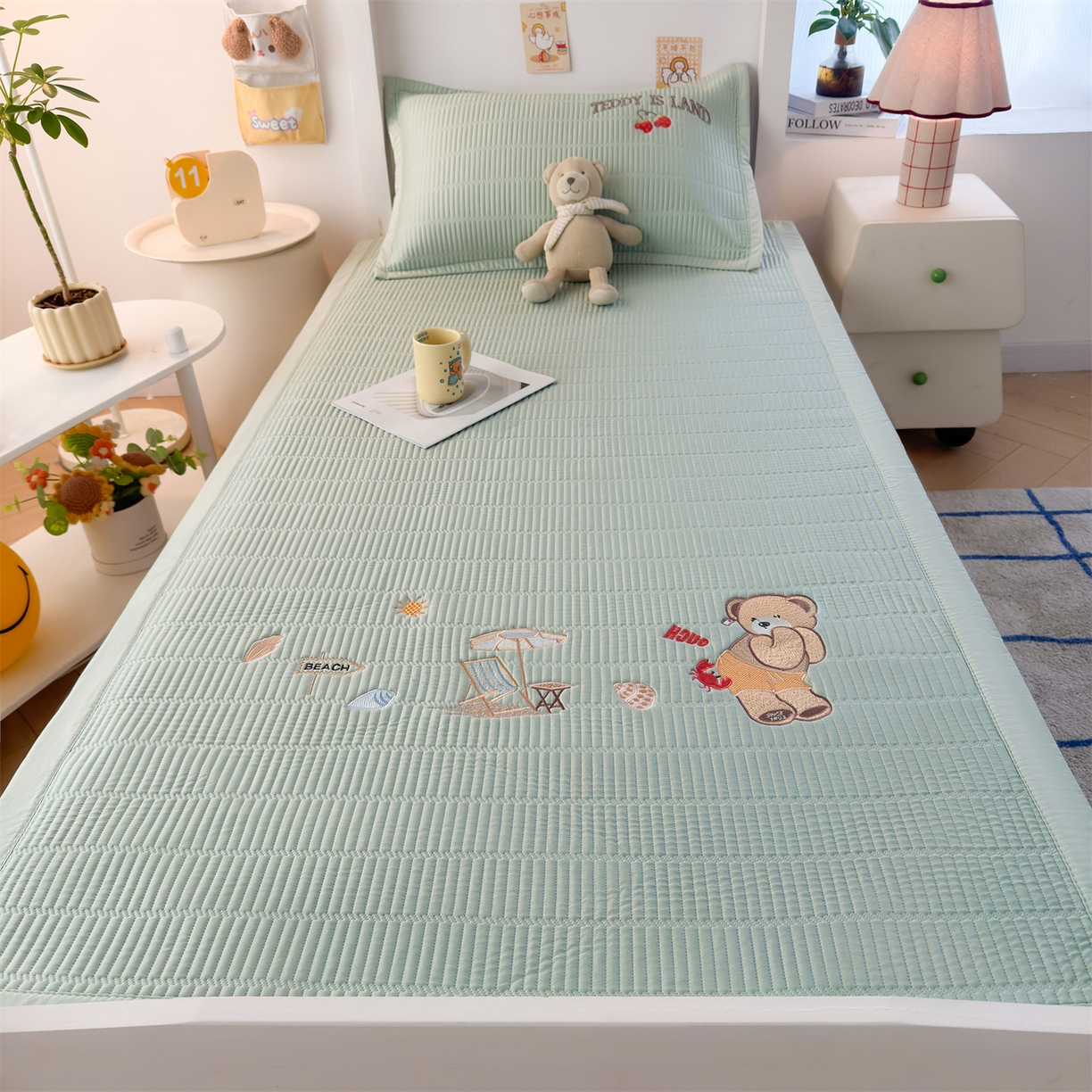 91家纺网 家纺一手货源 找家纺 源舍家纺 2026新款泰迪爱兰系列学生床冰豆豆凉席空调软席 青屿熊语-绿