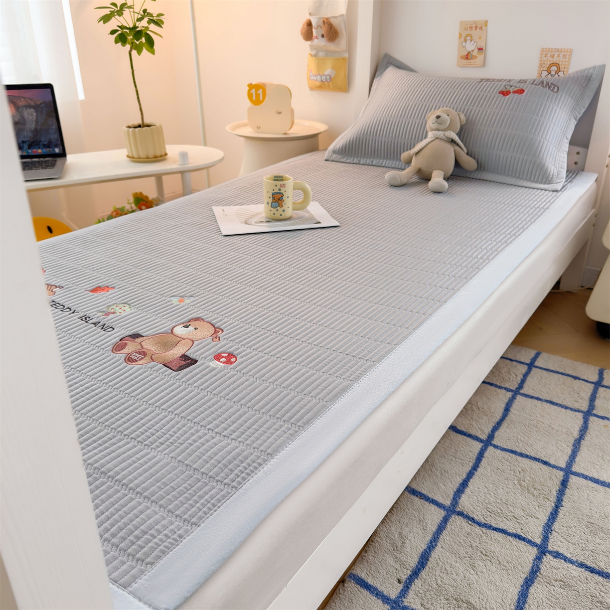 91家纺网 家纺一手货源 找家纺 源舍家纺 2026新款泰迪爱兰系列学生床冰豆豆凉席空调软席 蓝屿泰迪-灰