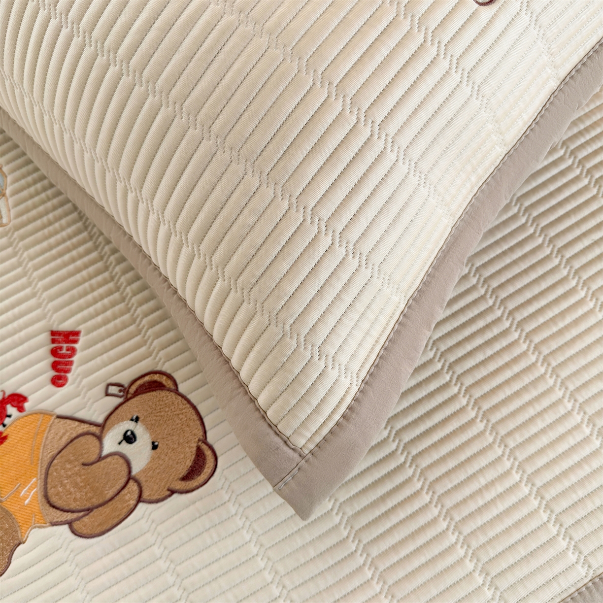 91家纺网 家纺一手货源 找家纺 源舍家纺 2026新款泰迪爱兰系列学生床冰豆豆凉席空调软席 青屿熊语-米白