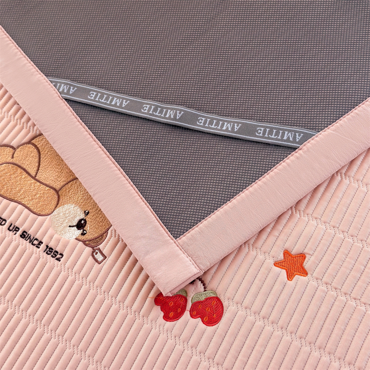 91家纺网 家纺一手货源 找家纺 源舍家纺 2026新款泰迪爱兰系列学生床冰豆豆凉席空调软席 粉莓熊眠-粉