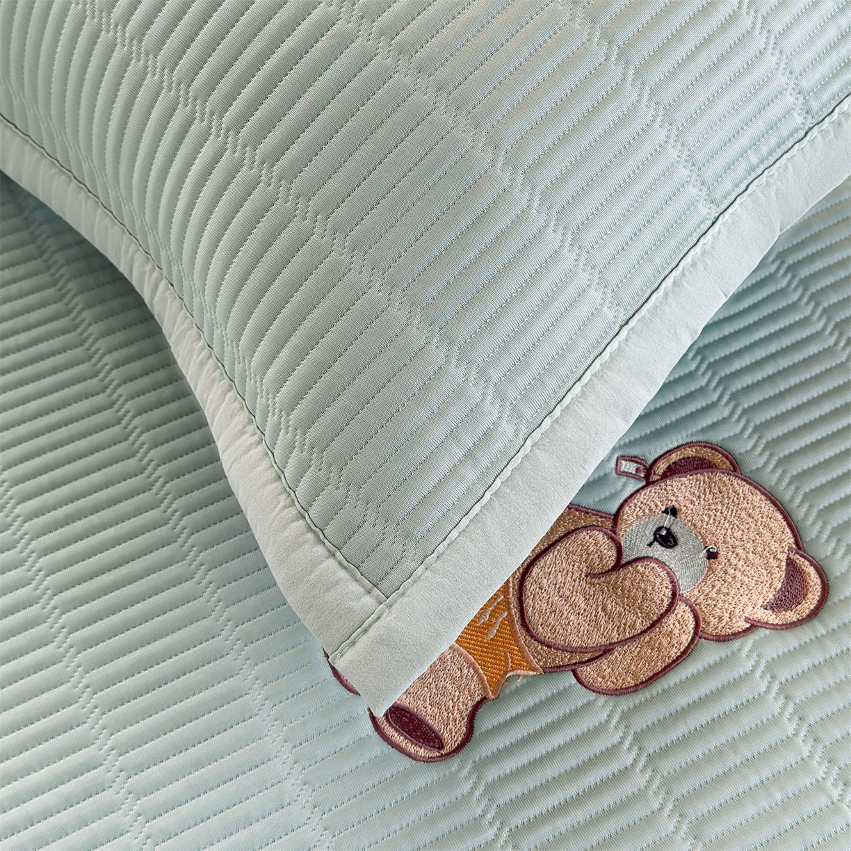 91家纺网 家纺一手货源 找家纺 源舍家纺 2026新款泰迪爱兰系列学生床冰豆豆凉席空调软席 青屿熊语-绿