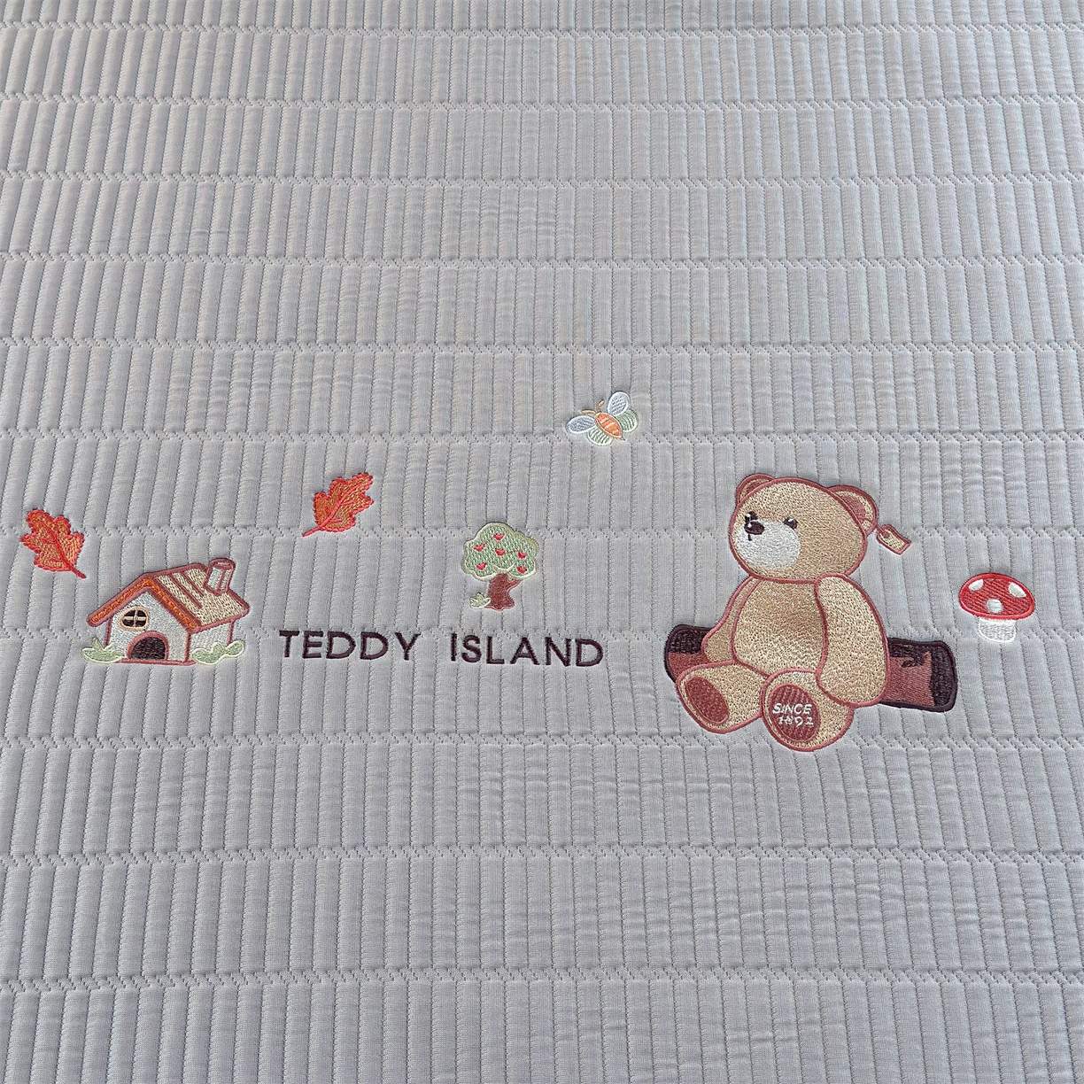 91家纺网 家纺一手货源 找家纺 源舍家纺 2026新款泰迪爱兰系列学生床冰豆豆凉席空调软席 蓝屿泰迪-灰