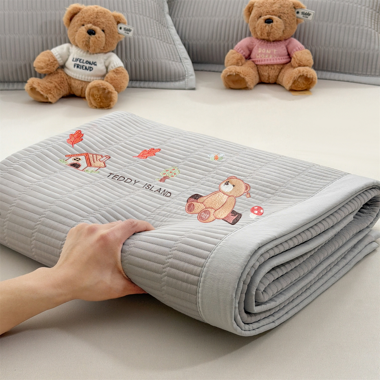 91家纺网 家纺一手货源 找家纺 源舍家纺 2026新款A类高端刺绣pe乙纶冰豆豆席空调软席爱兰系列正版授权（提供买家秀） 蓝屿泰迪-灰 床席款