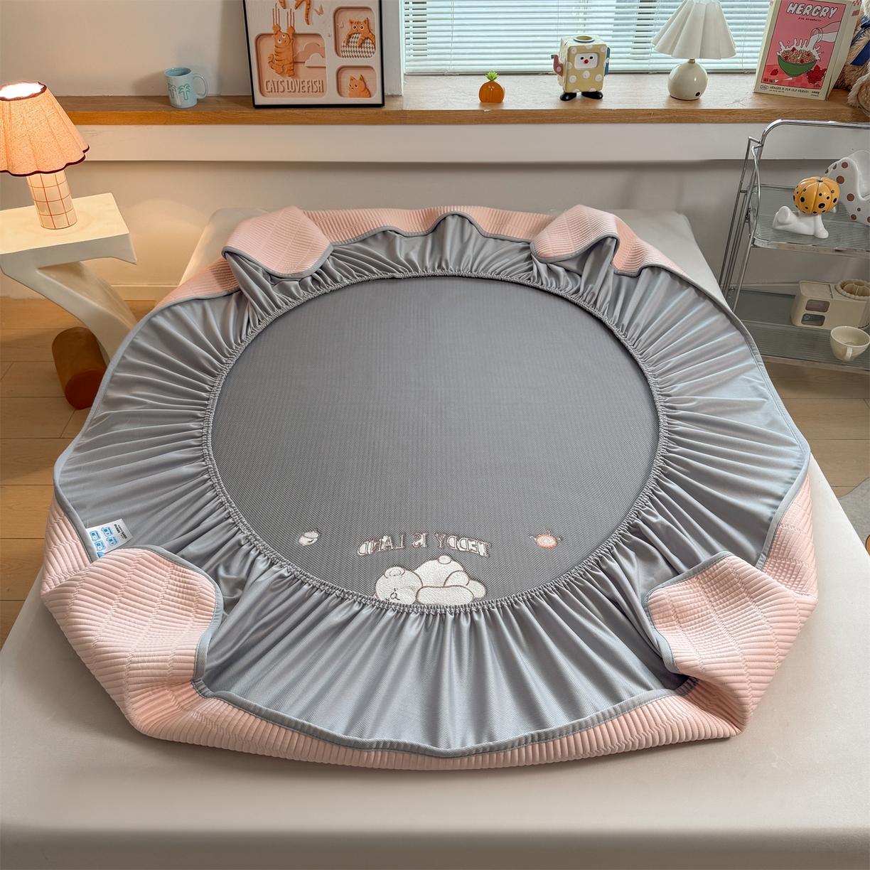 91家纺网 家纺一手货源 找家纺 源舍家纺 2026新款A类高端刺绣pe乙纶冰豆豆席空调软席爱兰系列正版授权（提供买家秀） 粉莓熊眠-粉 床笠款