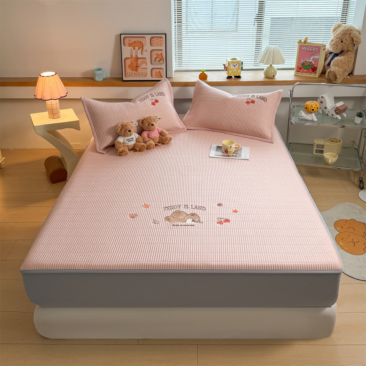 91家纺网 家纺一手货源 找家纺 源舍家纺 2026新款A类高端刺绣pe乙纶冰豆豆席空调软席爱兰系列正版授权（提供买家秀） 粉莓熊眠-粉 床笠款