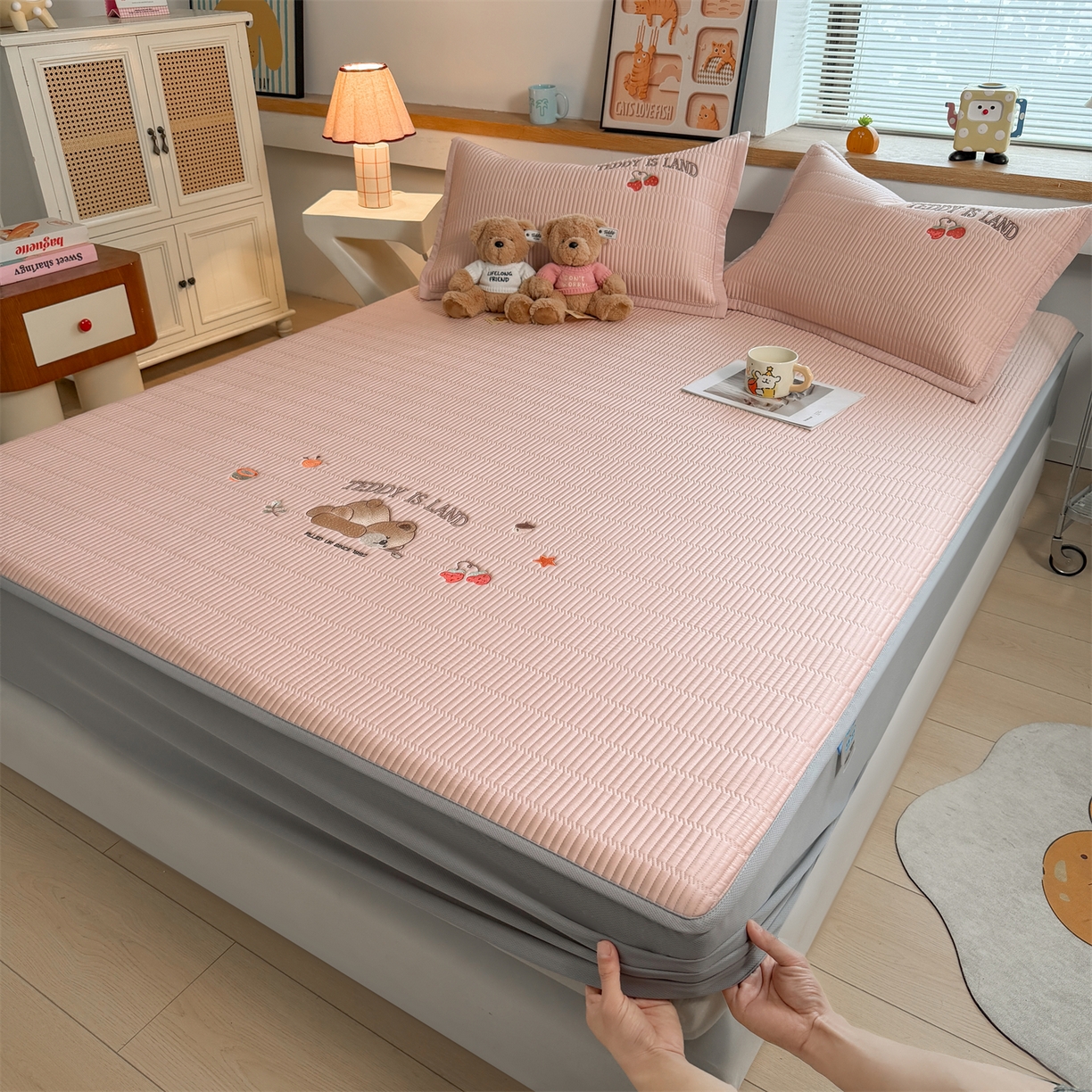 91家纺网 家纺一手货源 找家纺 源舍家纺 2026新款A类高端刺绣pe乙纶冰豆豆席空调软席爱兰系列正版授权（提供买家秀） 粉莓熊眠-粉 床笠款