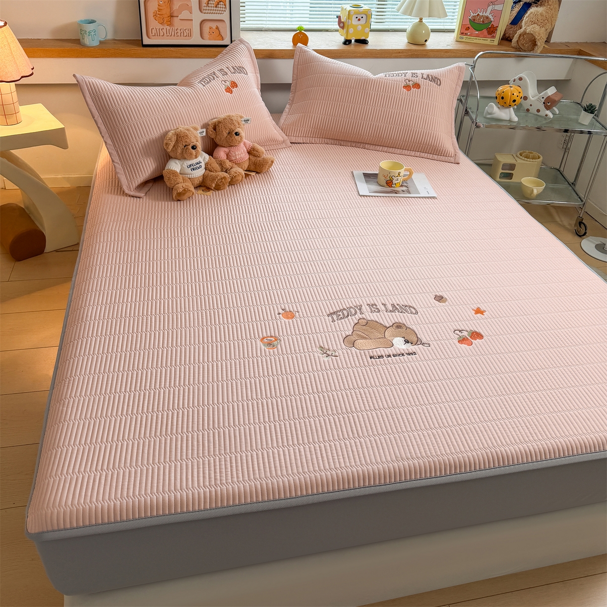 91家纺网 家纺一手货源 找家纺 源舍家纺 2026新款A类高端刺绣pe乙纶冰豆豆席空调软席爱兰系列正版授权（提供买家秀） 粉莓熊眠-粉 床笠款