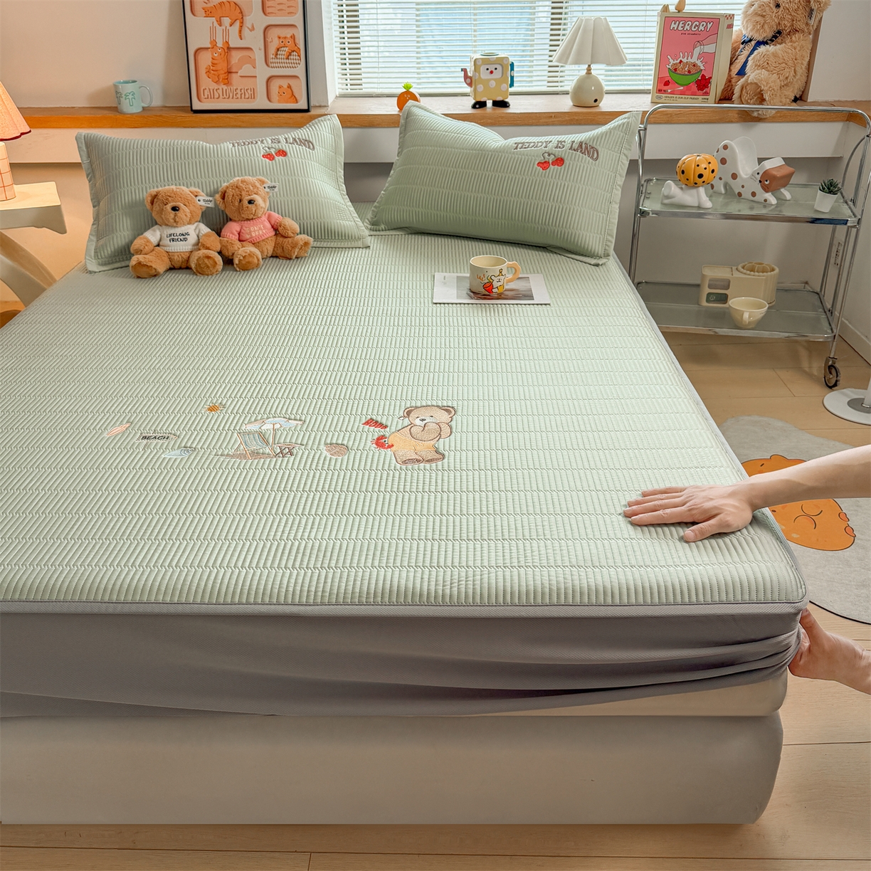 91家纺网 家纺一手货源 找家纺 源舍家纺 2026新款A类高端刺绣pe乙纶冰豆豆席空调软席爱兰系列正版授权（提供买家秀） 青屿熊语-绿 床笠款