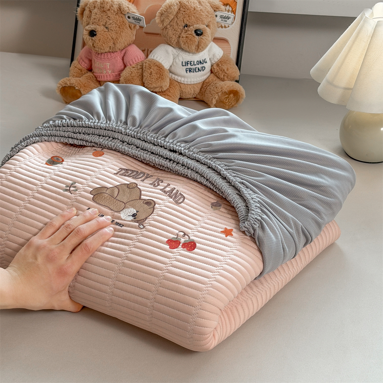 91家纺网 家纺一手货源 找家纺 源舍家纺 2026新款A类高端刺绣pe乙纶冰豆豆席空调软席爱兰系列正版授权（提供买家秀） 粉莓熊眠-粉 床笠款