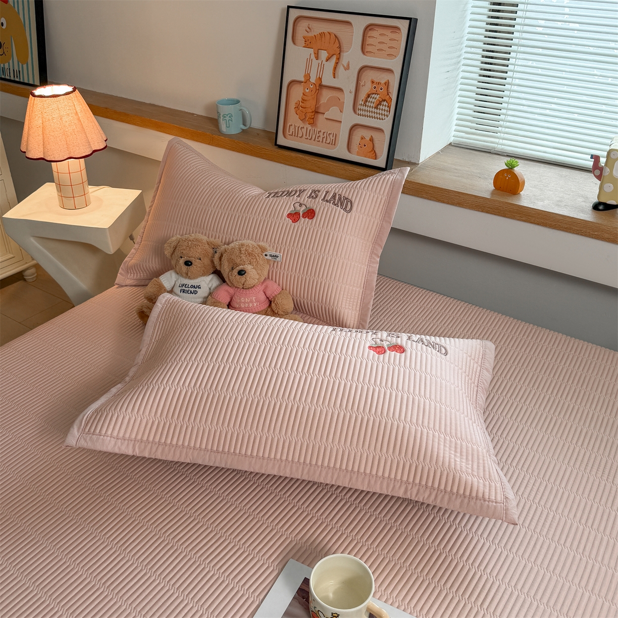 91家纺网 家纺一手货源 找家纺 源舍家纺 2026新款A类高端刺绣pe乙纶冰豆豆席空调软席爱兰系列正版授权（提供买家秀） 粉莓熊眠-粉 床笠款