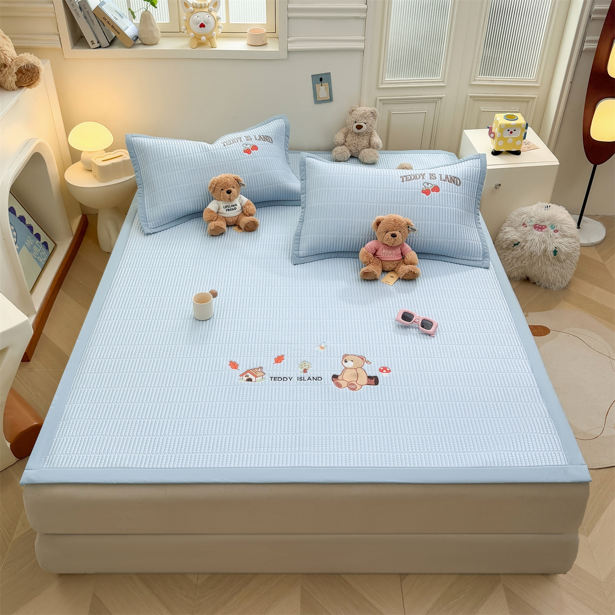 91家纺网 家纺一手货源 找家纺 源舍家纺 2026新款A类高端刺绣pe乙纶冰豆豆席空调软席爱兰系列正版授权（提供买家秀） 蓝屿泰迪-蓝 床席款