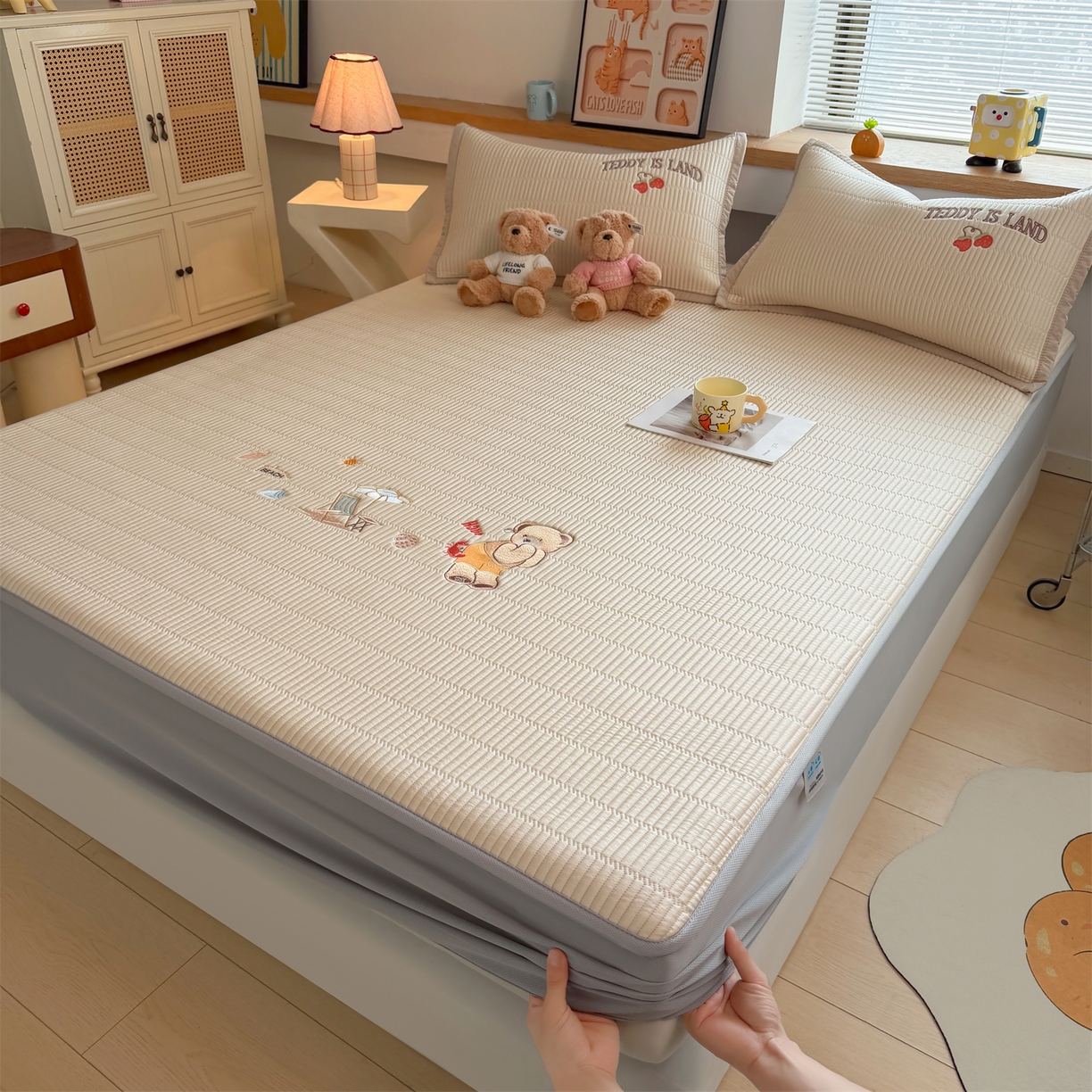 91家纺网 家纺一手货源 找家纺 源舍家纺 2026新款A类高端刺绣pe乙纶冰豆豆席空调软席爱兰系列正版授权（提供买家秀） 青屿熊语-米白 床笠款