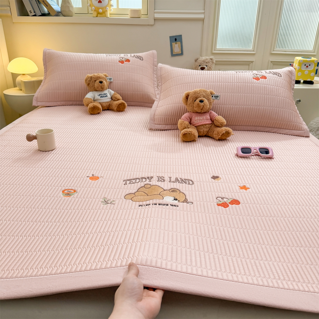 91家纺网 家纺一手货源 找家纺 源舍家纺 2026新款A类高端刺绣pe乙纶冰豆豆席空调软席爱兰系列正版授权（提供买家秀） 粉莓熊眠-粉 床席款