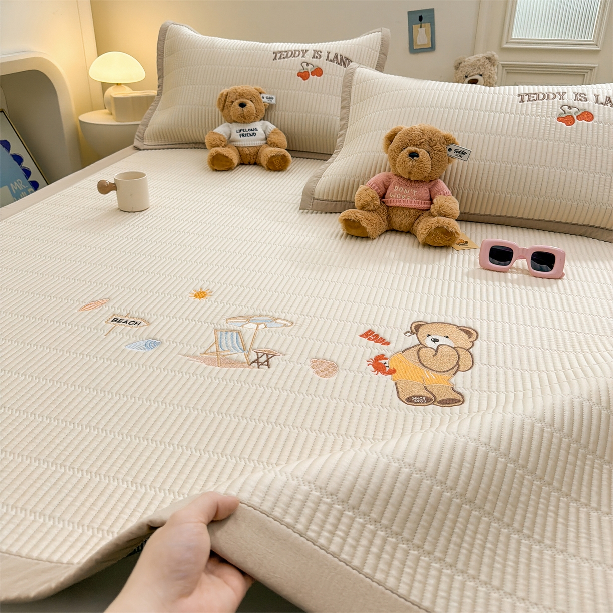 91家纺网 家纺一手货源 找家纺 源舍家纺 2026新款A类高端刺绣pe乙纶冰豆豆席空调软席爱兰系列正版授权（提供买家秀） 青屿熊语-米白 床席款